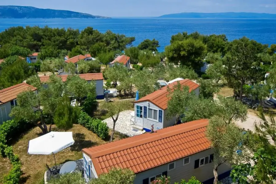 otok Cres - montažne hišice Kovačine - splošen pogled
