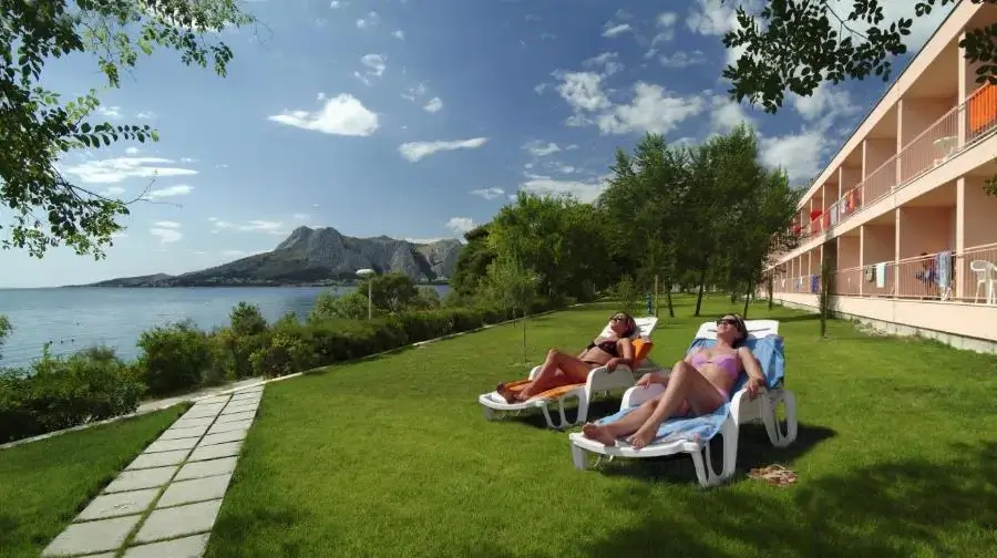 Omiš-Turistično naselje Brzet-Splošen pogled