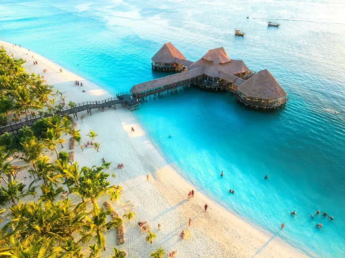 Zanzibar - hiška na turkizni vodi ob peščeni plaži